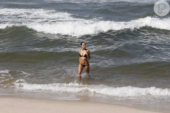 Modelo esbanjou boa forma na praia. Além de yoga, Alessandra faz pilates e joga vôlei quando encontra um tempo