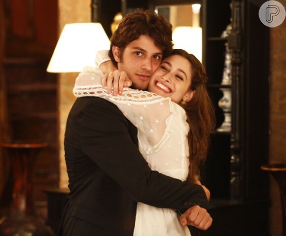 Laís (Luisa Arraes) tem sua primeira noite de amor com Rafael (Chay Suede) depois do noivado, na novela 'Babilônia'