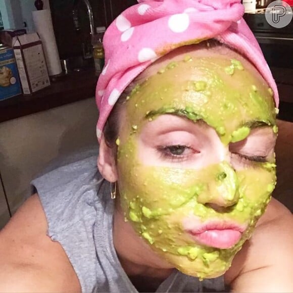 Miley Cyrus apareceu com o rosto coberto de abacate em foto compartilhada em sua conta de Instagram, nesta quarta-feira, 5 de agosto de 2015