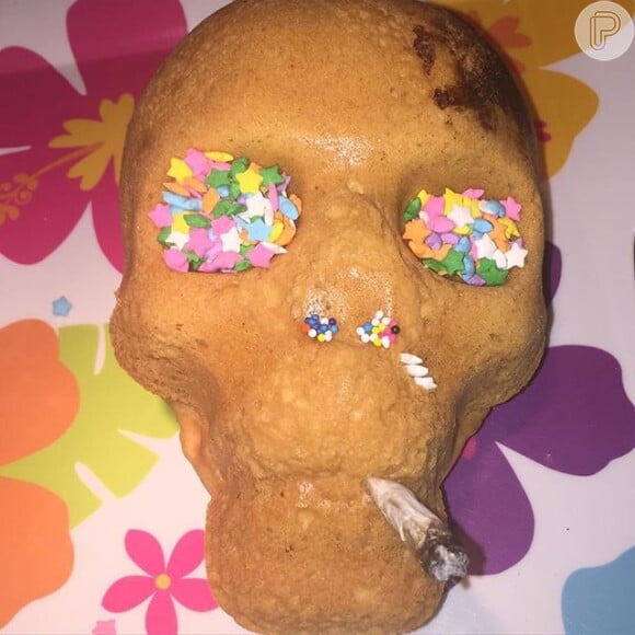 Miley Cyrus também compartilhou foto de um exótico bolo em forma de caveira