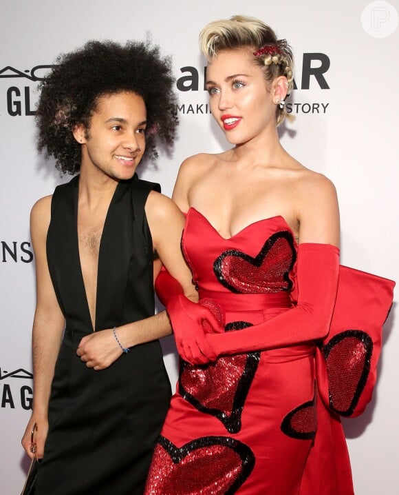 Miley Cyrus foi acompanhada de um jovem sem gênero no baile de gala da amfAR