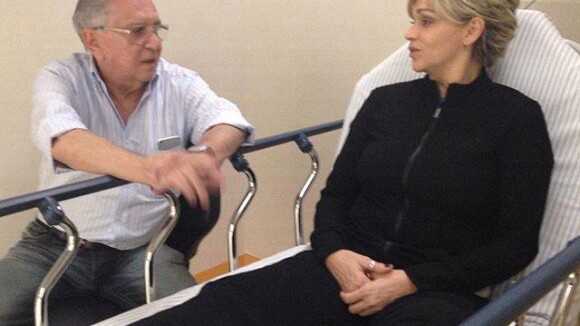 Andréa Nóbrega deixa hospital após forte crise na coluna. 'Está bem', diz marido