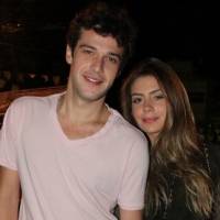 Jayme Matarazzo pede a namorada, Luiza Tellechea, em casamento na Grécia