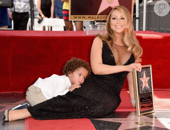 O filho de Mariah, Moroccan, posou na Calçada da Fama ao lado da cantora