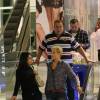 Xuxa vai às compras acompanhada de sua empresária, Mônica Muniz, no Shopping Village Mall nesta quarta-feira, 05 de agosto de 2015, no Rio
