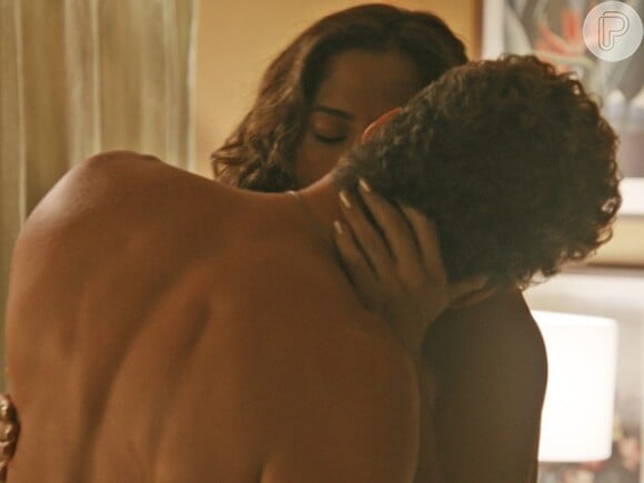 Na reta final da novela 'Babilônia', Regina (Camila Pitanga) e Vinícius (Thiago Fragoso) vão se beijar novamente