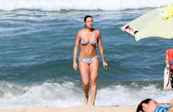 Luana Piovani vai à praia do Leblon e exibe corpão aos 36 anos, em 5 de junho de 2013