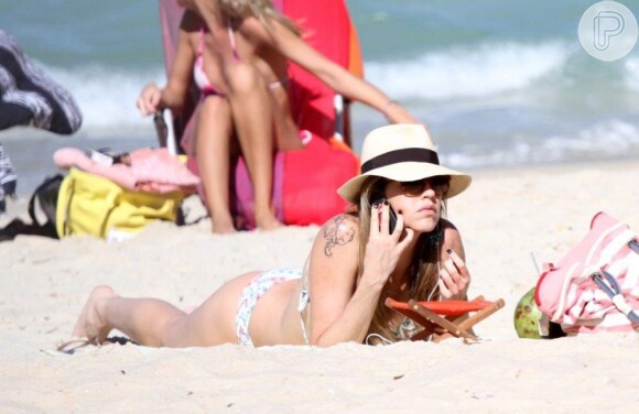 Luana Piovani aproveitou o calor desta sexta-feira para curtir uma praia no Rio de Janeiro