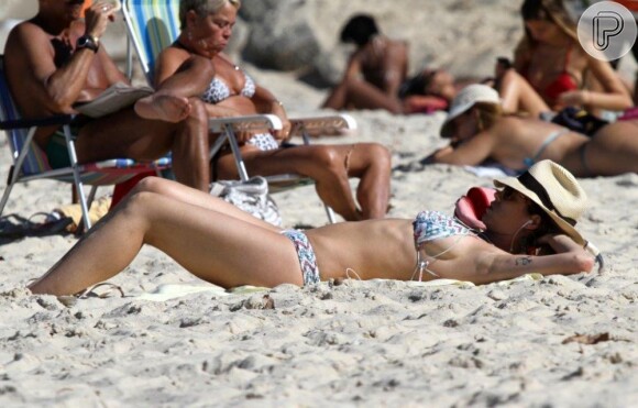 Luana Piovani relaxou na praia do Leblon