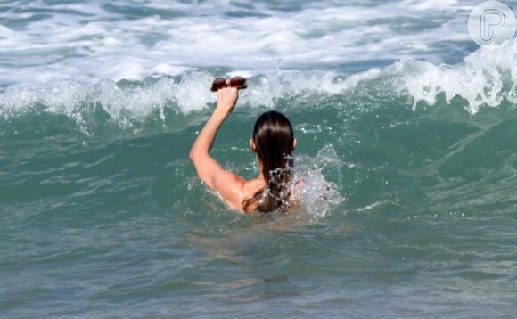 Luana Piovani segurou os óculos ao mergulhar na praia do Leblon