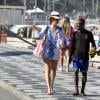 Luana Piovani conversou com um fã ao deixar a praia do Leblon