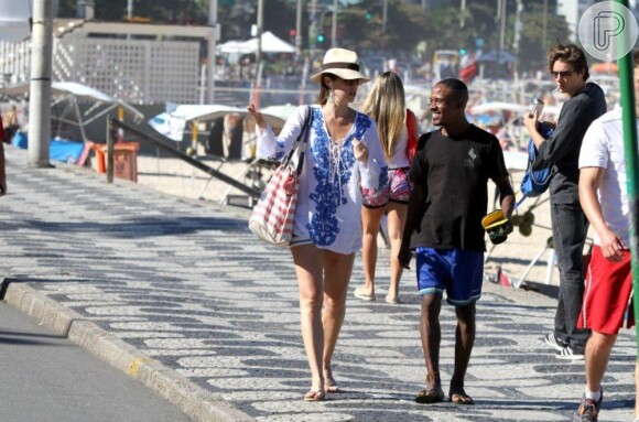 Luana Piovani conversou com um fã ao deixar a praia do Leblon