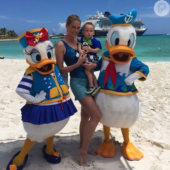Ana Hickmann viajou com o filho pelas Bahamas em um cruzeiro da Disney