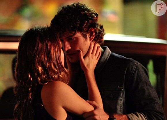 Bento (Marco Pigossi) diz a Malu (Fernanda Vasconcellos) que a ama e pede que ela seja sua namorada, em 'Sangue Bom', em julho de 2013