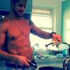 Débora Nascimento postou um vídeo do marido, o ator José Loreto, preparando uma comida especialmente para ela nesta sexta-feira, 07 de agosto de 2015