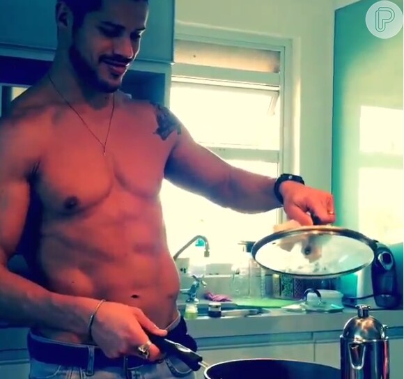 Débora Nascimento postou um vídeo do marido, o ator José Loreto, preparando uma comida especialmente para ela nesta sexta-feira, 07 de agosto de 2015