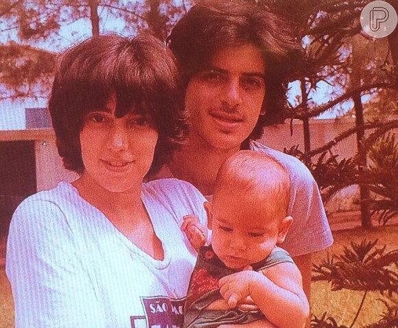 Marcelo Adnet no colo da mãe Regina e do pai Mario  em imagem mostrada no 'Estrelas'