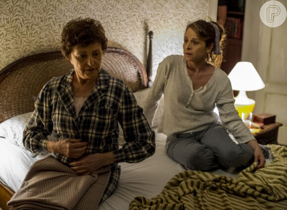 Carolina (Drica Moraes) não mora mais com a mãe, que ficará sozinha quando Darlene (Bel Kutner) se casar com Joel