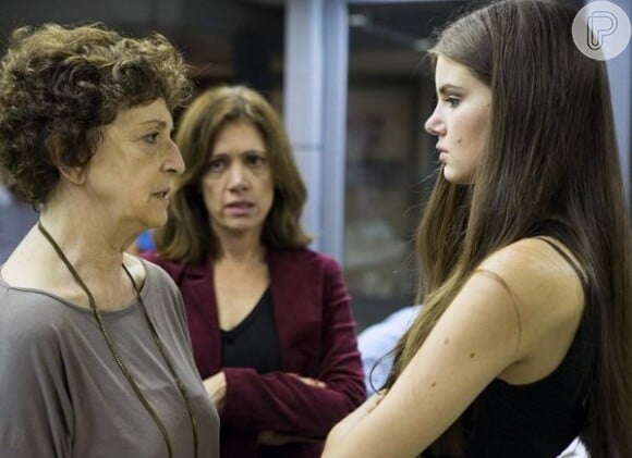 Darlene ainda insiste para que Hilda conte a Carolina que Angel já se prostituiu
