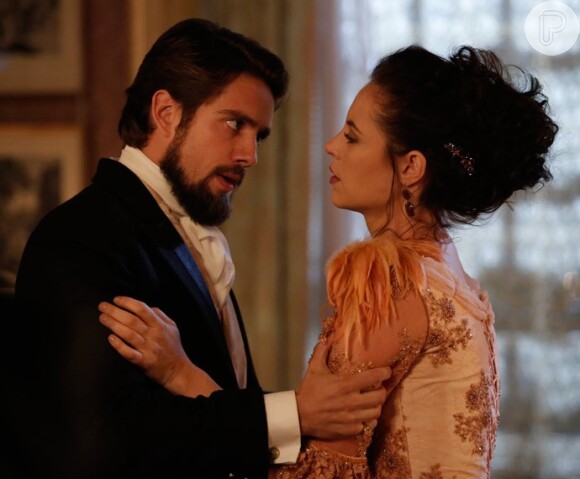 Felipe (Rafael Cardoso) terminou seu noivado com Melissa (Paolla Oliveira) para poder ficar com Livia (Alinne Moraes), na novela 'Além do Tempo'