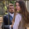 Livia (Alinne Moraes) confirma para Felipe (Rafael Cardoso) a mentira de Pedro (Emílio Dantas) e diz que eles estão noivos, na novela 'Além do Tempo'