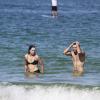 Juliano Cazarré e a mulher, Letícia, mergulharam para tentar espantar o calor