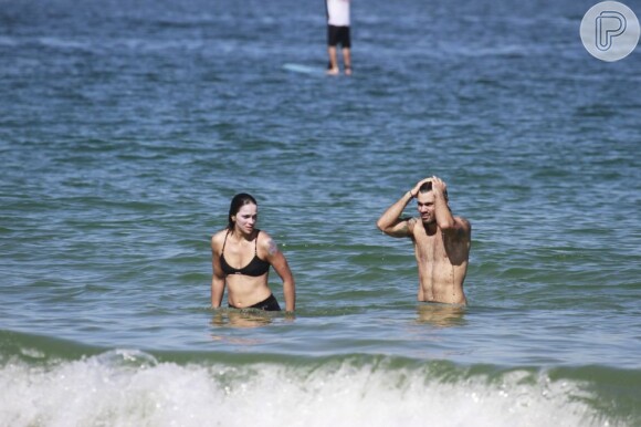 Juliano Cazarré e a mulher, Letícia, mergulharam para tentar espantar o calor