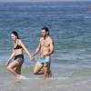 Juliano Cazarré e a mulher, Letícia, passaram o domingo juntos na praia da Barra da Tijuca