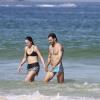 Juliano Cazarré e a mulher, Letícia, curtiram a ensolarada praia da Barra da Tijuca, Zona Oeste do Rio de Janeiro,  neste domingo, 7 de julho de 2013