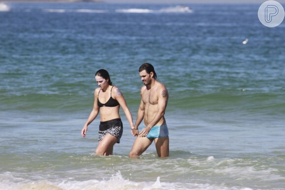 Juliano Cazarré e a mulher, Letícia, curtiram a ensolarada praia da Barra da Tijuca, Zona Oeste do Rio de Janeiro,  neste domingo, 7 de julho de 2013