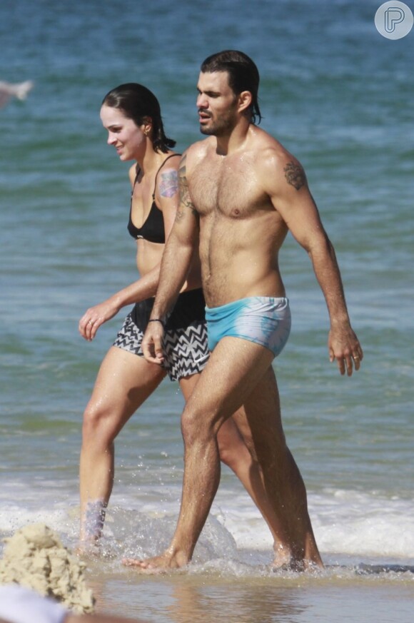 Juliano Cazarré e a mulher, Letícia, passaram o domingo juntos na praia da Barra da Tijuca