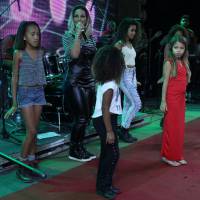 Valesca Popozuda canta e dança com fãs mirins durante show em arraiá no Rio