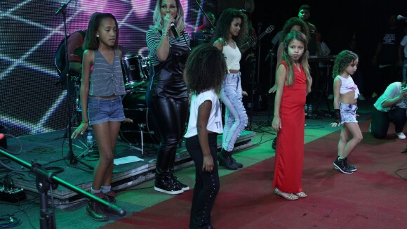 Valesca Popozuda canta e dança com fãs mirins durante show em arraiá no Rio