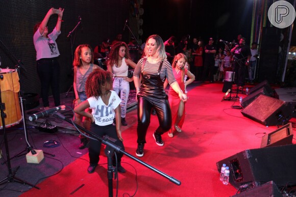 Valesca Popozuda dançou com fãs em arraiá no Retiro dos Artistas, em Jacarepaguá, Zona Oeste do Rio de Janeiro, na noite deste domingo, 9 de agosto de 2015
