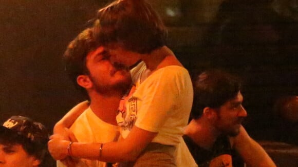 Isabella Santoni é vista aos beijos com novo namorado em bar no Rio. Fotos!