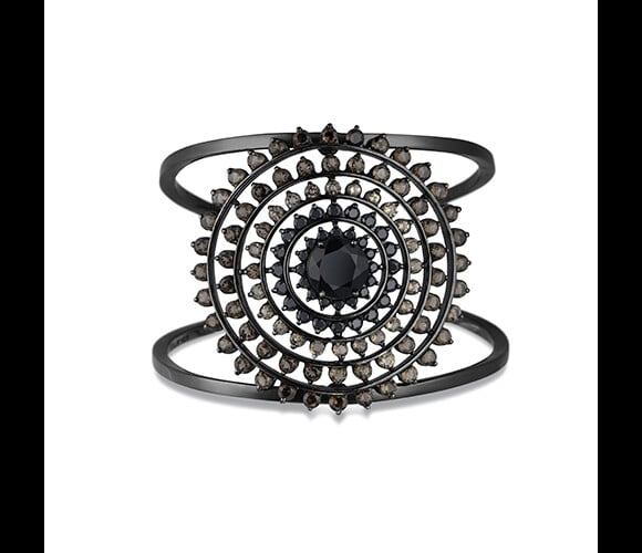 A pulseira com banho de ródio negro na prata e quartzos da grife de joias Vivara custa R$ 4.990 e faz parte da coleção 'Delírio de Prata'