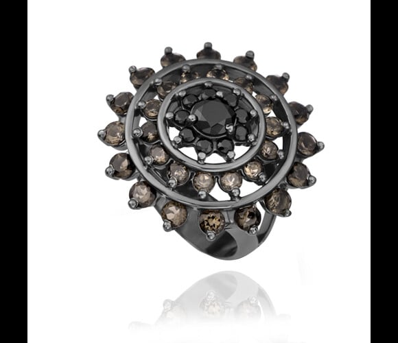 O anel com 10 espinélios e 30 quartzos fumê com banho de prata da coleção 'Delírio de Prata' da Vivara está à venda por R$ 1.990