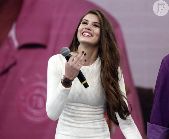 Camila Queiroz participou do 'Domingão do Faustão' neste domingo, 9 de agosto de 2015