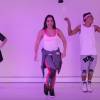 Anitta erra a coreografia da música enquanto ensina para os fãs e ri da própria gafe. 'A maluca que erra coreografia', brinca a cantora