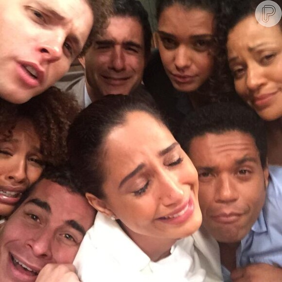 Camila Pitanga com o elenco da novela 'Babilônia' torcendo para que a sexta-feira acabe logo