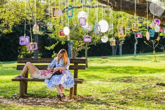 Larissa Manoela e Juliana Baroni gravaram o clipe 'Contigo Sempre' em um jardim decorado com fotos de Manuela (papel da atriz adolescente) e Rebeca (vivida pela ex-paquita)