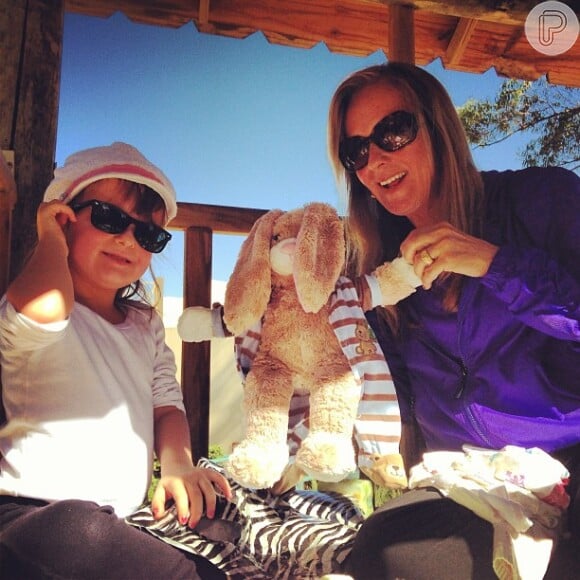 Rafaella Justus se diverte com a avó materna, Helô Pinheiro, e Ticiane publica foto no Instagram, em 8 de julho de 2013