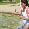 Caitlyn Jenner aprova o maiô branco e comemora por finalmente conseguir entrar na piscina: 'Foi libertador'