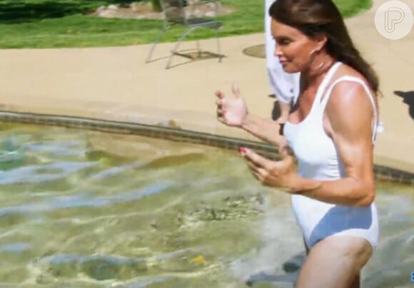 Caitlyn Jenner aprova o maiô branco e comemora por finalmente conseguir entrar na piscina: 'Foi libertador'