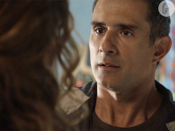 Carlos Alberto (Marcos Pasquim) vê Beatriz (Gloria Pires) levar Regina (Camila Pitanga) em seu carro e vai atrás, na novela 'Babilônia'