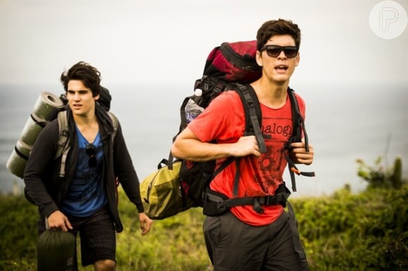 Novela 'Malhação': Rodrigo (Nicolas Prattes) desafia o irmão, João (João Vithor Oliveira), a escalar um paredão à beira-mar e o menino acaba sofrendo um acidente