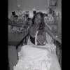 Mariah Carey publicou uma imagem na qual aparece no hospital, com uma tipoia no braço direito, em sua conta do Instagram, nesta terça-feira, 9 de julho de 2013