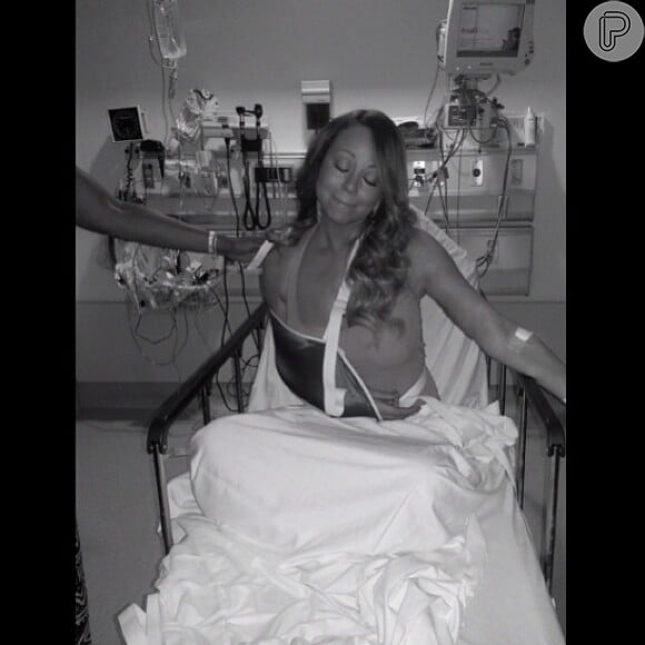 Mariah Carey publicou uma imagem na qual aparece no hospital, com uma tipoia no braço direito, em sua conta do Instagram, nesta terça-feira, 9 de julho de 2013