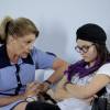 Novela 'Cúmplices de um Resgate': Marina (Tânia Bondezan) e Isabela (Larissa Manoela) aguardam notícias de Orlando (Alexandre Barros) no hospital