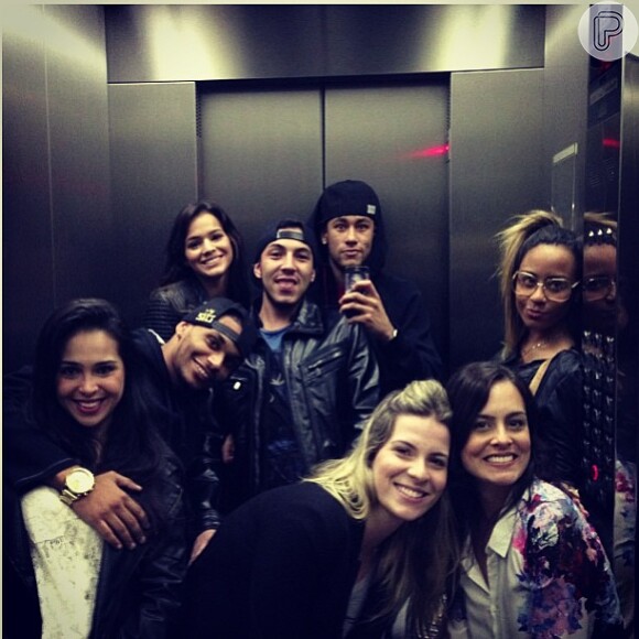 Bruna Marquezine e Neymar vão ao cinema com amigos, em 8 de julho de 2013